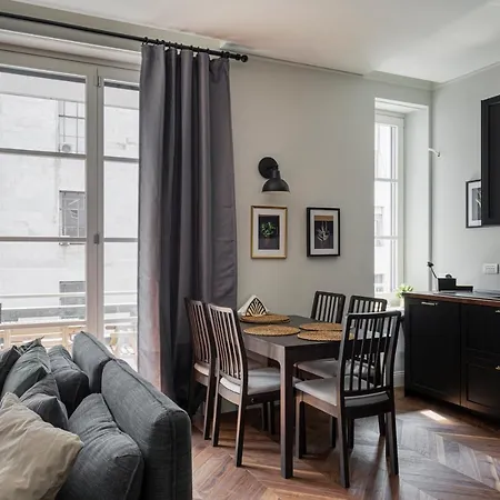 Wide And Bright Two Bedroom Apartment- Via Freguglia 밀라노