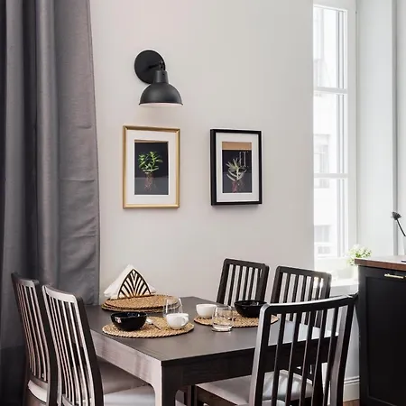 Wide And Bright Two Bedroom Apartment- Via Freguglia 밀라노